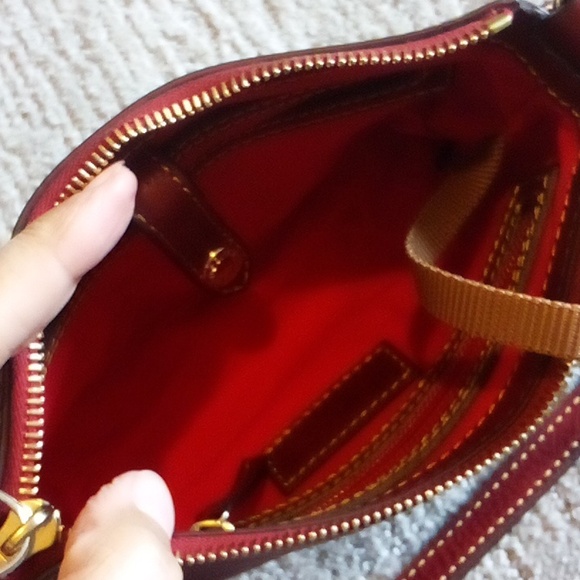 Dooney burgundy leather & gold chain shoulder bag EUC 9" X 5" X 2" - Picture 8 of 9